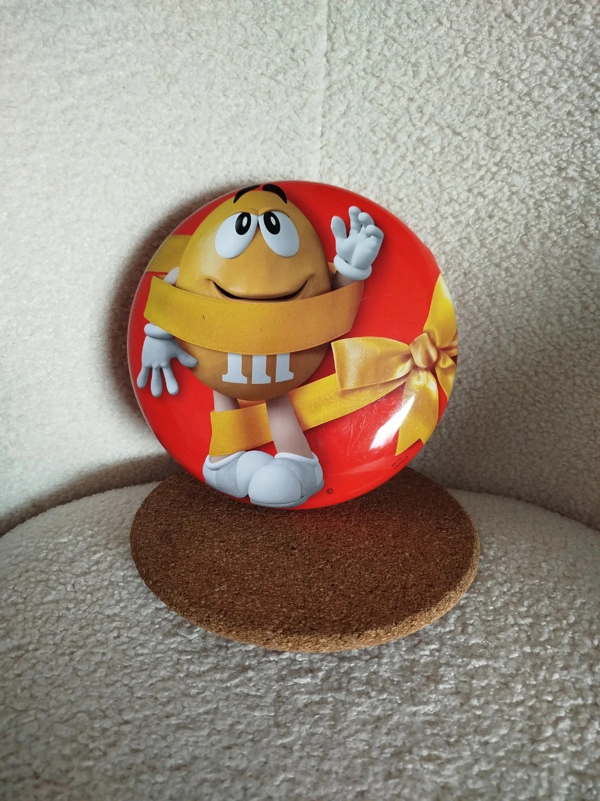 Boîte rouge M&M's jaune